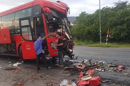 Xe khách tông đuôi xe bồn vừa được chữa cháy, 9 người bị thương