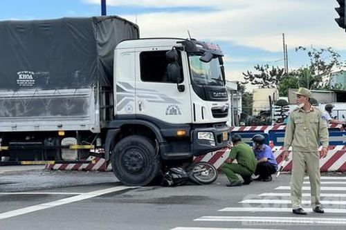 Xe tải vừa sửa xong cuốn xe máy dưới gầm, nữ sinh tử vong thương tâm