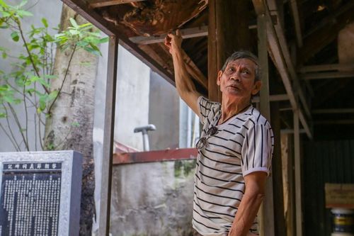 Ngôi đền cổ ở Hà Nội phải 'chống nạng', phủ bạt chờ ngày trùng tu