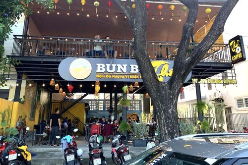 Tạm đình chỉ công tác phó trưởng phòng ở Đà Nẵng ném tiền, la hét trong quán bún
