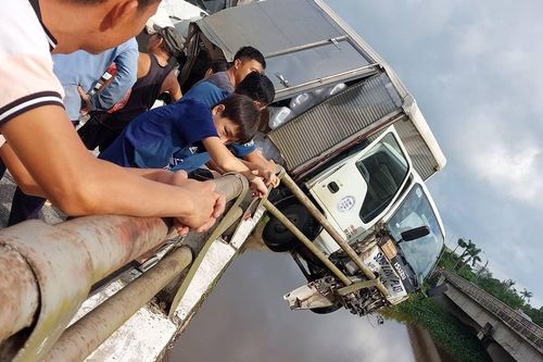 Xe tải vắt vẻo trên thành cầu sau tai nạn liên hoàn