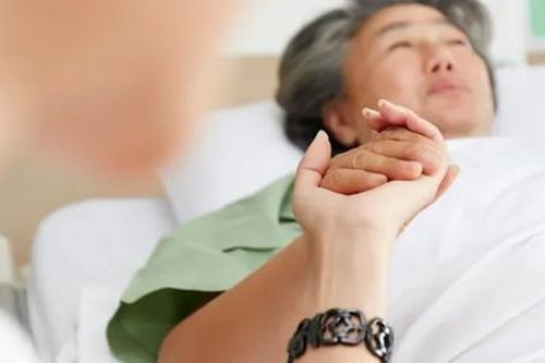 Di nguyện của mẹ chồng làm vợ chồng tôi hoang mang