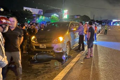 Xe ô tô tông xe máy và kéo lê gần 2km, lái xe văng ra đường nguy kịch