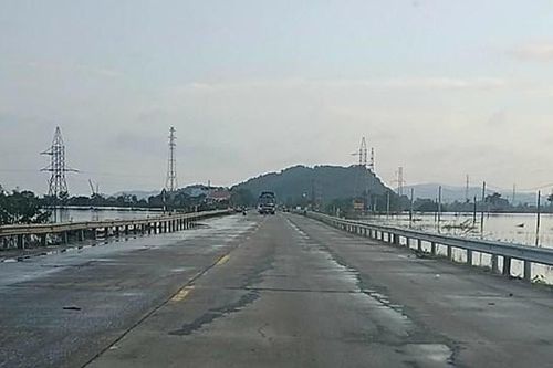 Quốc lộ 1A ở Hà Tĩnh thông tuyến sau 4 ngày bị nước lũ nhấn chìm