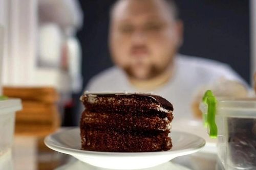 Lý do chúng ta không thể ngưng ăn vặt khi chiều về
