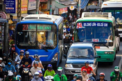 Tiếp viên xe buýt TP.HCM ép sinh viên Trà Vinh mua vé không trợ giá