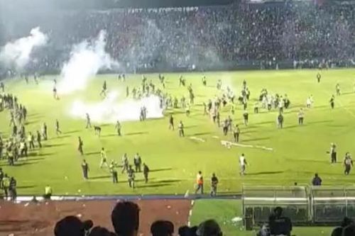 Có 32 trẻ em trong số nạn nhân thiệt mạng ở sân bóng Indonesia
