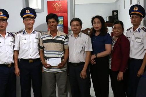 Bộ Tư lệnh Vùng 2 cảnh sát biển hỗ trợ người dân Lý Sơn bị thiệt hại do bão số 4
