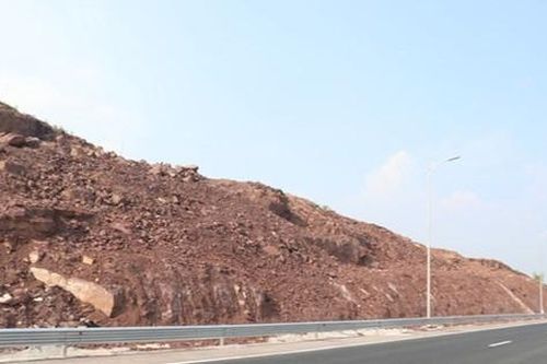 Đường cao tốc Vân Đồn - Móng Cái mới sử dụng đã sạt trượt mái taluy