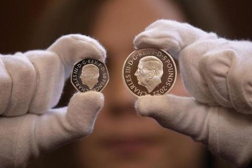 Vì sao đồng tiền mới in hình Vua Charles III không đội vương miện?