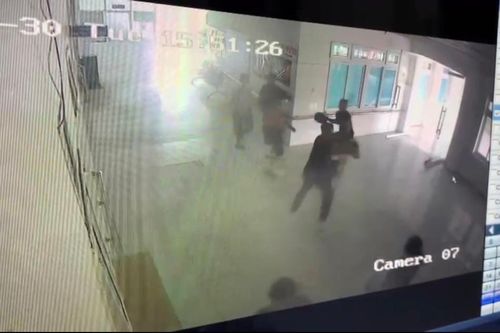 Mâu thuẫn tại quán karaoke, vác dao vào bệnh viện truy sát đối phương