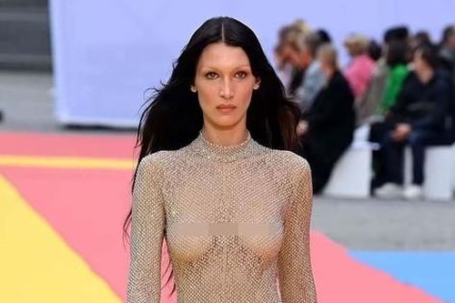 Bella Hadid gây bàn luận với trang phục màu nude