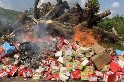 Tiêu hủy 65.000 sản phẩm bánh kẹo không rõ nguồn gốc