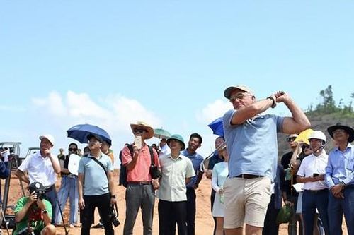 Tay golf huyền thoại Greg Norman và cú swing trên sân golf Văn Lang Empire