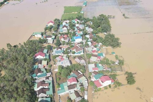 'Rốn lũ' Hưng Nguyên nước rút chậm, một số nơi vẫn bị chia cắt
