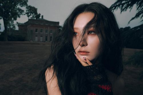 Chính thức debut solo, SEULGI khiến fan mê đắm với vẻ đẹp ma mị khó cưỡng