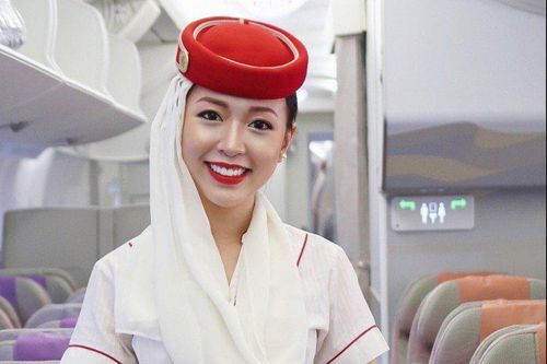 Tiếp viên hàng không nào cũng phải đeo đồng hồ?