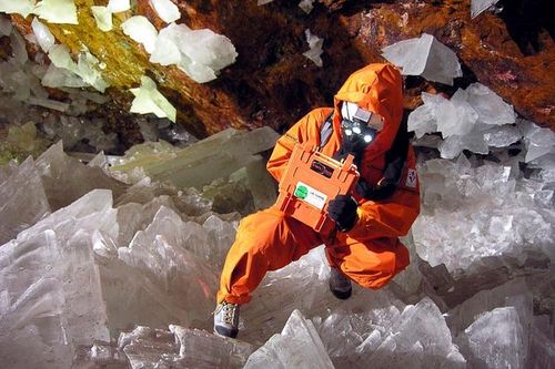 Hang động bí ẩn ở Mexico chứa đầy những viên pha lê trắng