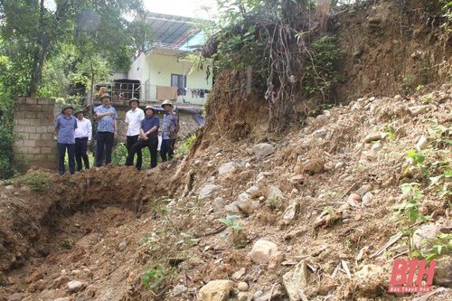 Phó Chủ tịch UBND tỉnh Lê Đức Giang kiểm tra, chỉ đạo hướng khắc phục các khu dân cư nguy cơ lũ quét và sạt lở tại huyện Mường Lát