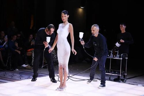 Coperni tạo nên lịch sử thời trang với váy chất lỏng trên người Bella Hadid