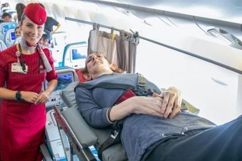 Lần đầu tiên đi máy bay, cô gái cao nhất thế giới được chăm sóc đặc biệt