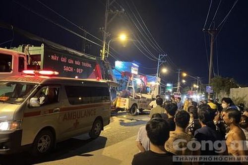 TPHCM: Xe máy va chạm xe chở rác, một thanh niên tử vong