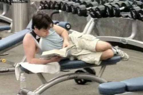 Khoảnh khắc khó đỡ bắt gặp trong phòng gym khiến dân tình ngỡ đi nhầm chỗ