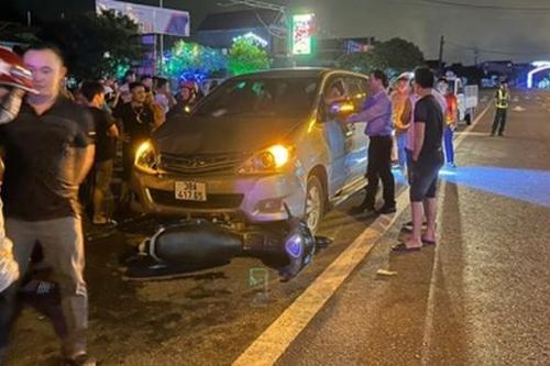 Va chạm tai nạn, ô tô kéo lê xe máy hơn 1km