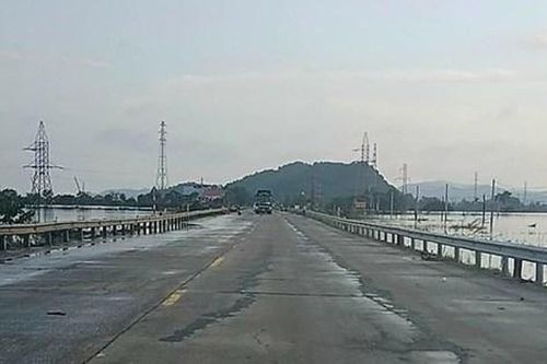 Nước lũ rút, quốc lộ 1A qua Hà Tĩnh đã thông tuyến
