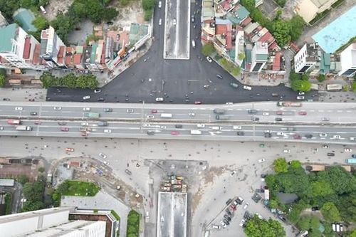 Sau thông xe, phương tiện đi lại qua hầm chui Lê Văn Lương thế nào?