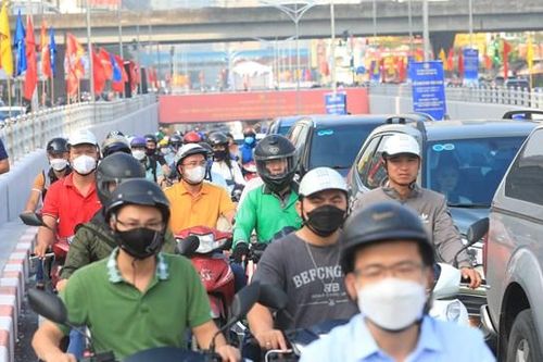 Vừa thông xe hầm chui Lê Văn Lương đã ùn tắc kéo dài