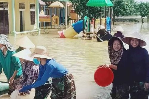 Hà Tĩnh: Giáo viên, phụ huynh xắn tay dọn dẹp vệ sinh tại các trường học bị ngập