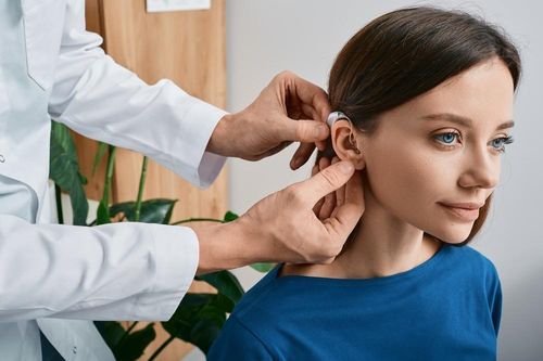 Tại sao lại bị điếc?