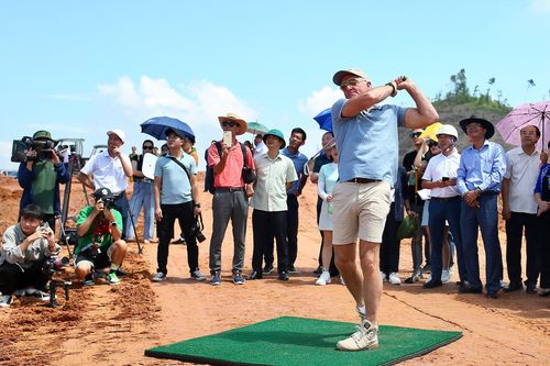 Huyền thoại Greg Norman với cú swing đầu tiên tại sân golf Văn Lang Empire
