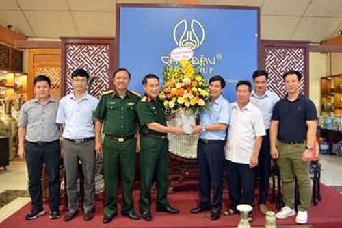 Báo Quân đội nhân dân và Công ty Cổ phần Gốm Chu Đậu giao lưu, tăng cường tình đoàn kết