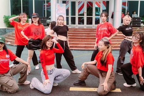 'Tân binh' trường Báo cháy hết mình tại ngày hội Du ca: UTOPIA