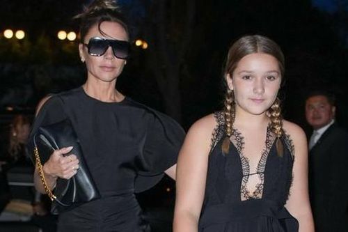 Victoria Beckham bị chỉ trích vì cho Harper mặc váy xẻ ngực