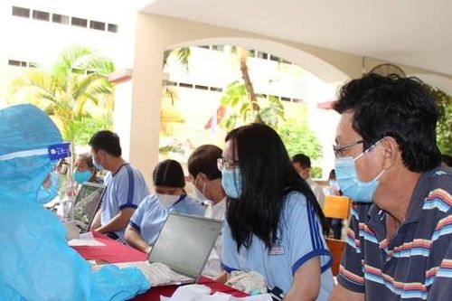 TPHCM tìm tên 579 nhân viên y tế chưa cho con tiêm vắc xin COVID-19