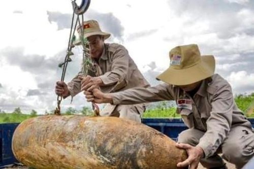 Xử lý 2 quả bom 'khủng' trong vườn cao su