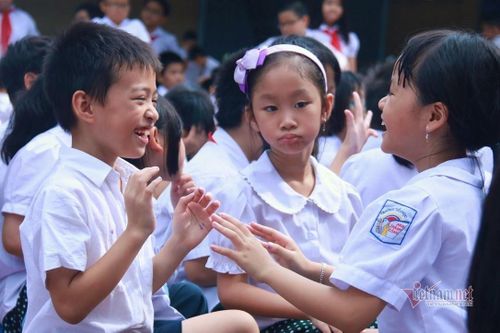 Giáo viên vô cảm, thu mình khi bị 'tước đoạt' 2 công cụ giảng dạy và giáo dục học sinh