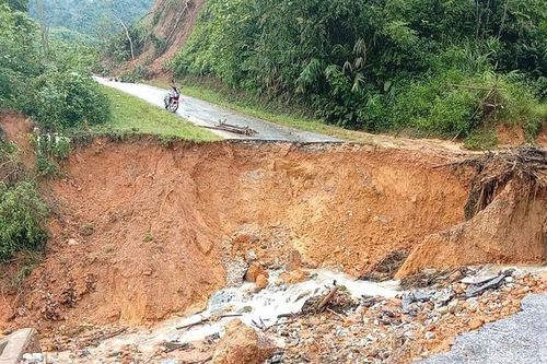 Nghệ An: Nhiều tuyến đường sạt lở, đứt đoạn, chưa thể lưu thông