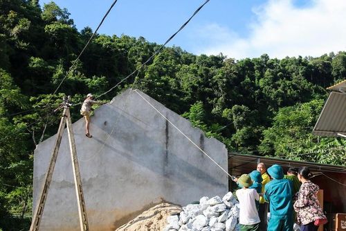 Tương Dương: Các lực lượng giúp dân di dời nhà cửa đến nơi an toàn