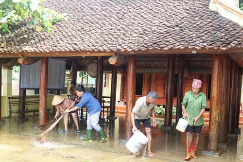 Nước rút nhanh, người dân vùng 'rốn lũ' Thanh Chương tích cực dọn dẹp