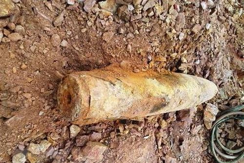 Quảng Trị: Di chuyển an toàn 2 quả bom lớn nằm trong vườn nhà dân