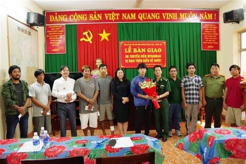 Bà Rịa-Vũng Tàu: Bàn giao 8 ngư dân Myanmar bị nạn trên biển