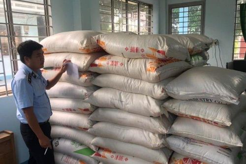 Long An thu giữ hơn 10.000 kg đường cát nhập lậu