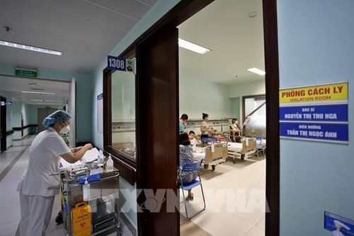 Trẻ mắc Adenovirus biểu hiện bệnh khác cảm cúm như thế nào?