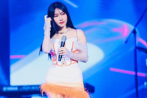 Trình diễn trên sân khấu tại Hàn Quốc, sắc vóc lẫn giọng hát của Orange khiến dân mạng trầm trồ