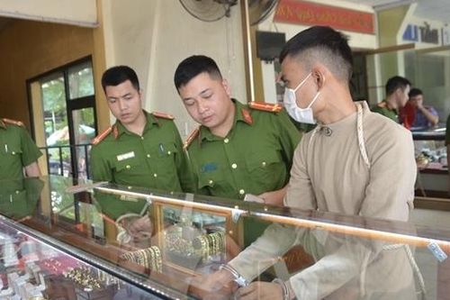 Sáng vào tiệm vàng nhờ đi vệ sinh, tối đột nhập cuỗm tài sản
