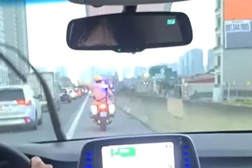 Hình ảnh đẹp về 2 CSGT dẫn đường đưa người đi cấp cứu
